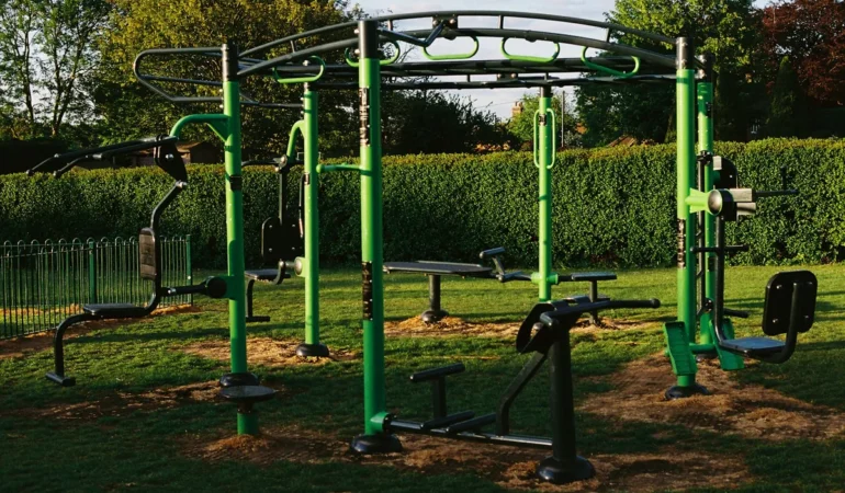 Parkta yeşil alan üzerinde kurulu açık hava spor aletleri (temsili)