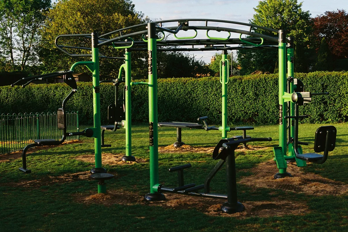 Parkta yeşil alan üzerinde kurulu açık hava spor aletleri (temsili)