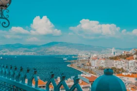 İzmir Körfezi ve kıyı şeridindeki yapıların yüksekten görünümü