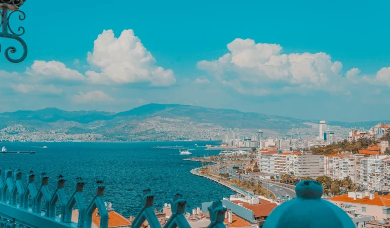 İzmir Körfezi ve kıyı şeridindeki yapıların yüksekten görünümü