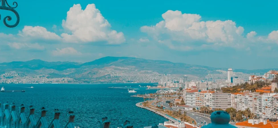 İzmir Körfezi ve kıyı şeridindeki yapıların yüksekten görünümü