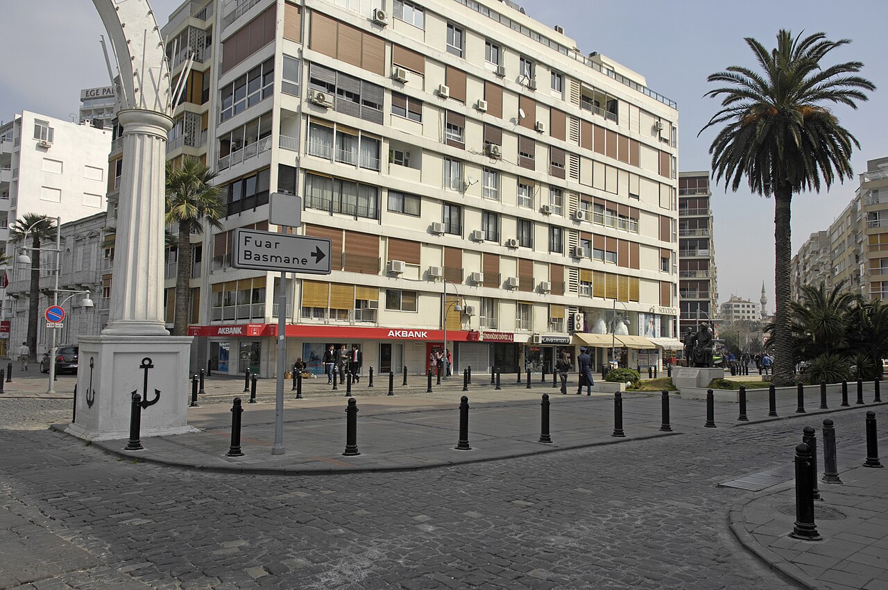 İzmir Alsancak Kordon'da güneşli bir gün