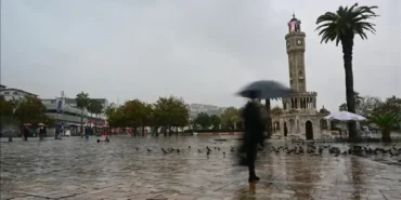 İzmir Konak Meydanı ve Saat Kulesi önünde yağmurlu bir gün