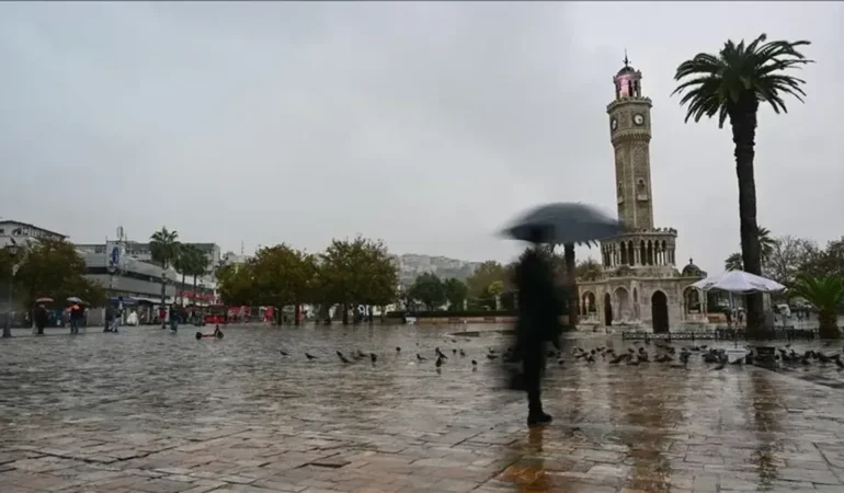 İzmir Konak Meydanı ve Saat Kulesi önünde yağmurlu bir gün