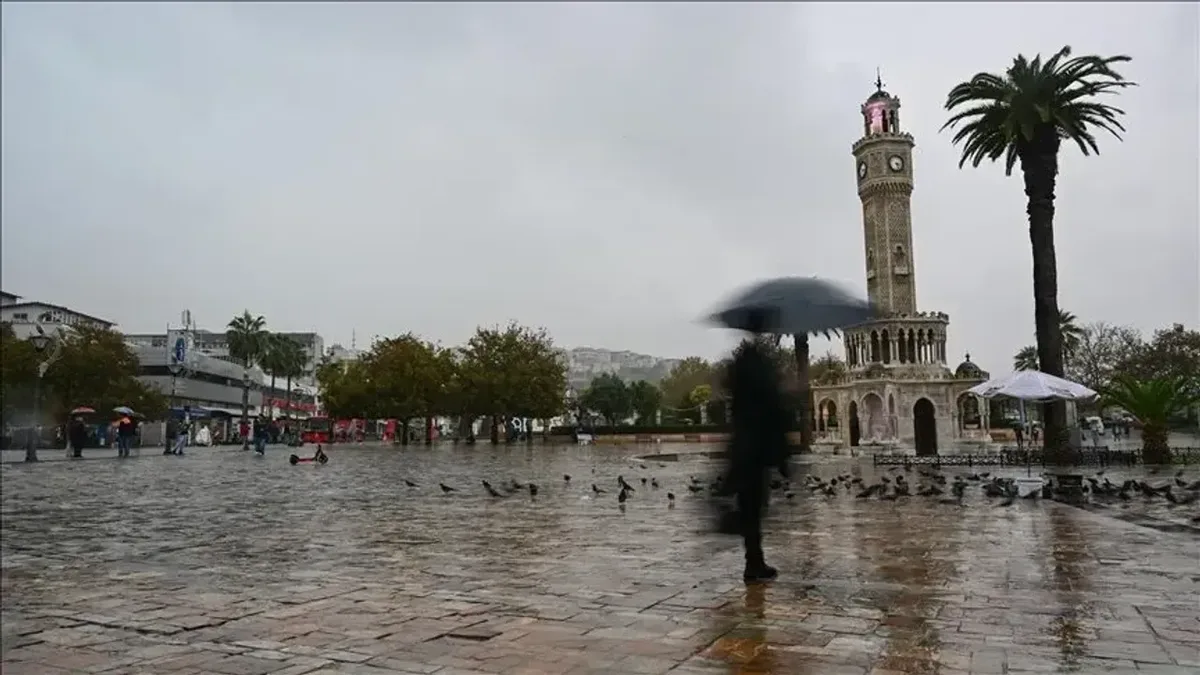İzmir Konak Meydanı ve Saat Kulesi önünde yağmurlu bir gün