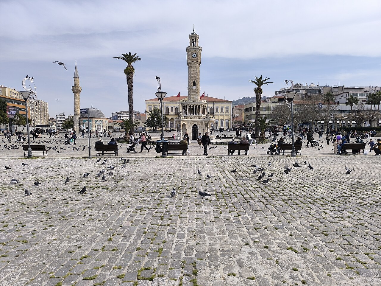 İzmir Konak Meydanı ve Saat Kulesi