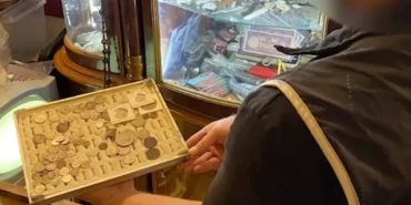 Konak'taki iş yerinde ele geçirilen sikkelerin bulunduğu tepsi