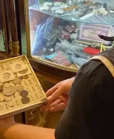 Konak'taki iş yerinde ele geçirilen sikkelerin bulunduğu tepsi