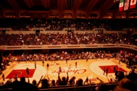 Tribünleri dolu bir basketbol salonunda oynanan maç (temsili görsel)