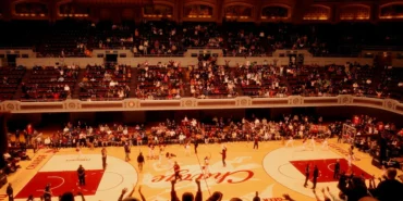 Tribünleri dolu bir basketbol salonunda oynanan maç (temsili görsel)