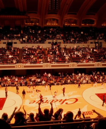 Tribünleri dolu bir basketbol salonunda oynanan maç (temsili görsel)