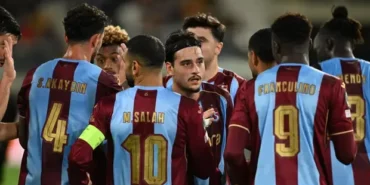 Trabzonspor-Hearts maçı - Trabzonspor futbolcuları Mohamed Salah ve Franculino ile birlikte sahada