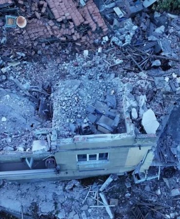 Zonguldak Meşrutiyet Mahallesi'nde çöken 3 katlı binanın havadan görüntüsü